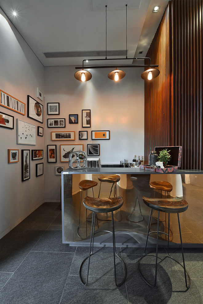 Идея дизайна: п-образный домашний бар в современном стиле с фартуком из дерева