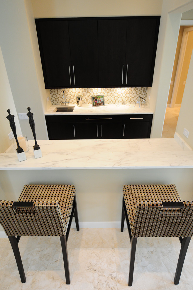 Idéer för en mellanstor modern grå parallell hemmabar med stolar, med en undermonterad diskho, släta luckor, svarta skåp, marmorbänkskiva, flerfärgad stänkskydd, stänkskydd i mosaik, klinkergolv i porslin och beiget golv