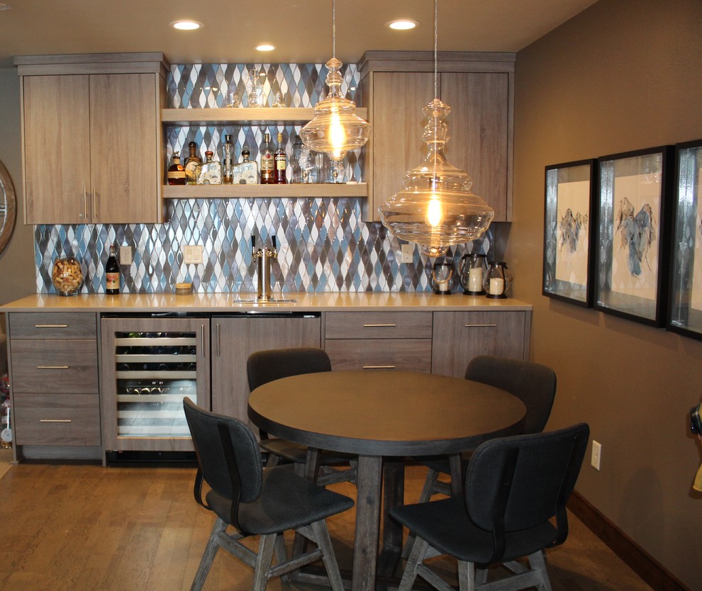Ispirazione per un angolo bar con lavandino tradizionale di medie dimensioni con ante lisce, ante in legno scuro, paraspruzzi blu e paraspruzzi con piastrelle di vetro
