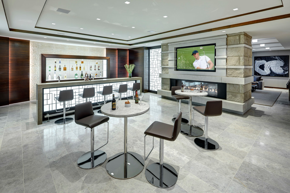 Immagine di un angolo bar con lavandino design con paraspruzzi beige, pavimento grigio e top grigio