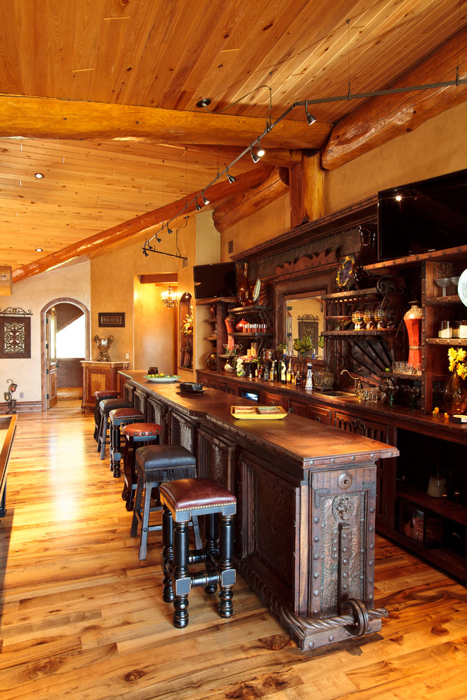 Idées déco pour un grand bar de salon parallèle montagne en bois foncé avec un sol en bois brun et un évier posé.
