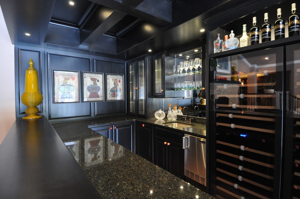 Ejemplo de bar en casa con fregadero clásico de tamaño medio con armarios tipo vitrina, puertas de armario negras y encimera de granito