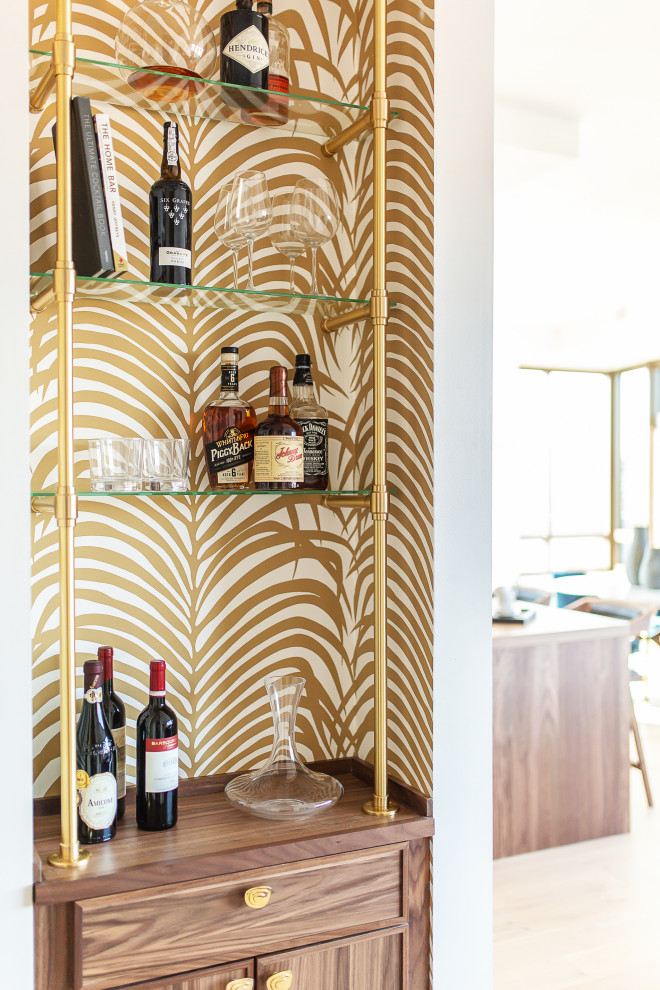 Cette image montre un petit bar de salon sans évier bohème en bois brun avec un placard à porte shaker, un plan de travail en bois, une crédence jaune, un sol en vinyl, un sol gris et un plan de travail marron.