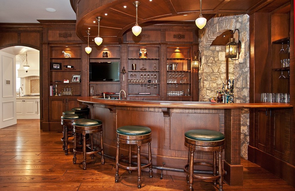 Пример оригинального дизайна: домашний бар в классическом стиле с паркетным полом среднего тона, барной стойкой, фасадами в стиле шейкер, темными деревянными фасадами, деревянной столешницей и коричневой столешницей