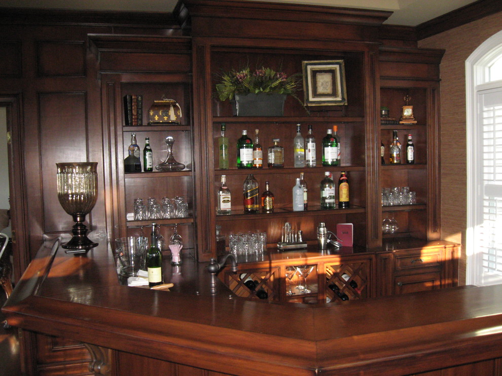 Immagine di un grande angolo bar con lavandino chic con ante con riquadro incassato, ante in legno scuro, top in legno e moquette