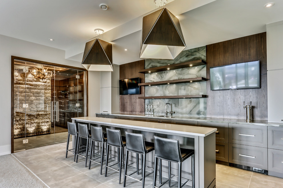 Moderne Hausbar mit Arbeitsplatte aus Holz in Calgary