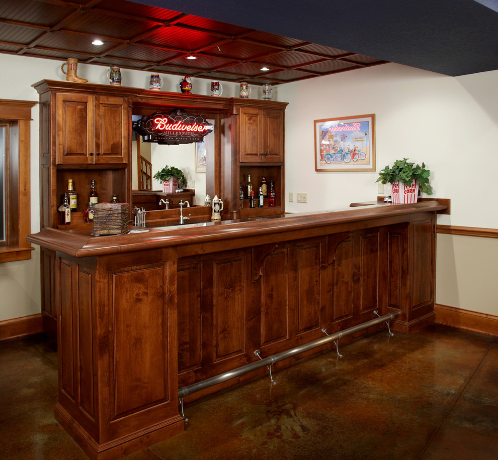 Idée de décoration pour un bar de salon parallèle tradition en bois brun avec des tabourets.