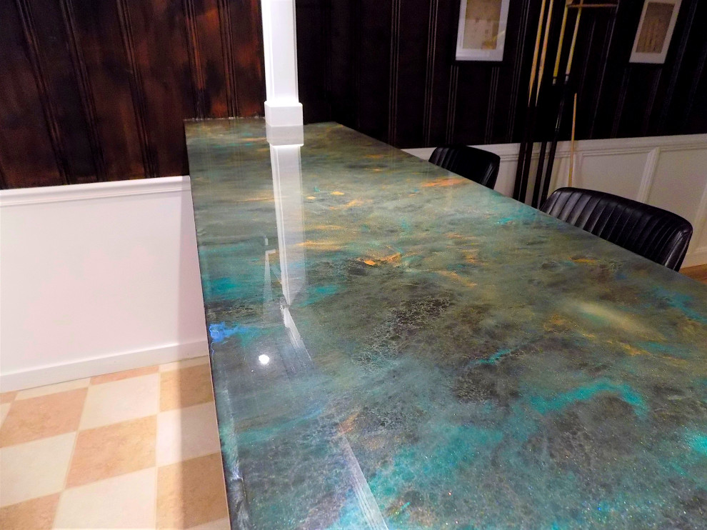 Foto di un angolo bar con lavandino classico con lavello da incasso, ante in legno bruno, pavimento con piastrelle in ceramica, pavimento beige e top verde