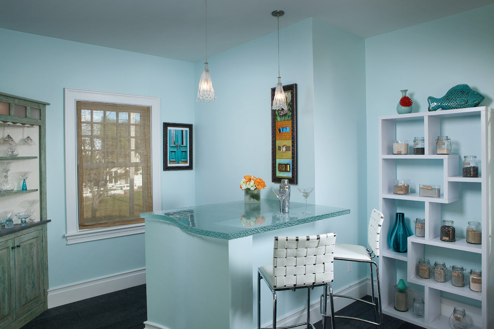 Cette image montre un petit bar de salon linéaire marin avec des tabourets, un plan de travail en verre, un sol gris et un plan de travail turquoise.