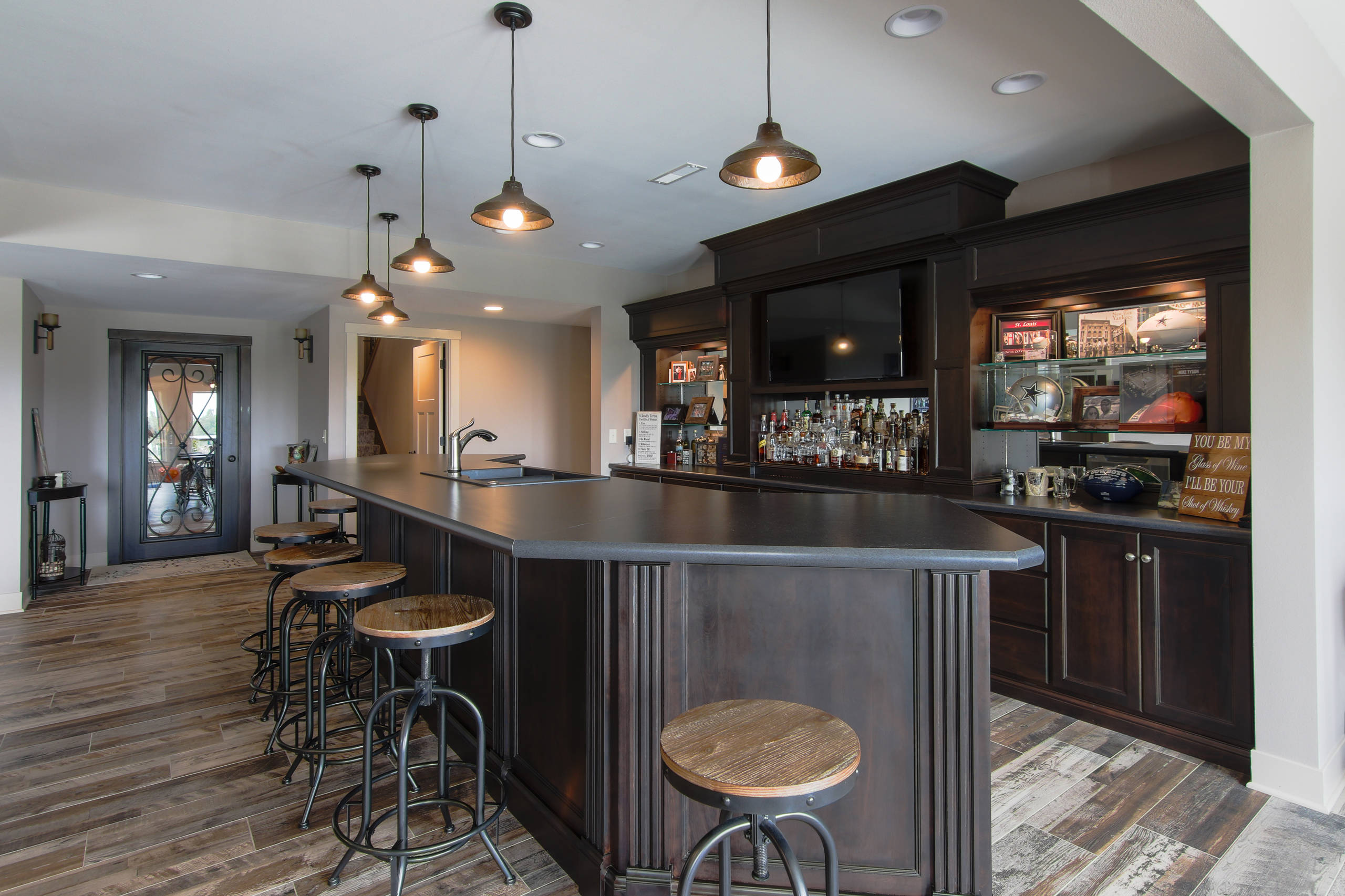 75 Beautiful Home Bar with Laminate Countertops Pictures & Ideas - January,  2022 | Houzz