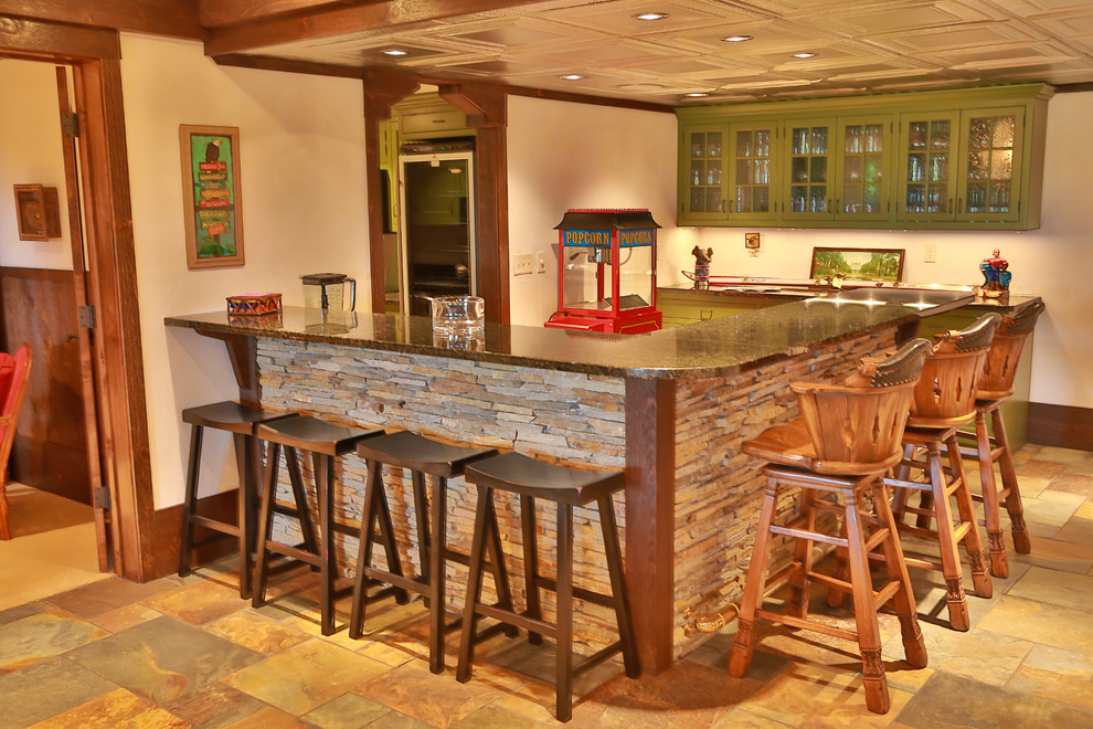 Foto di un grande bancone bar stile rurale con ante di vetro, ante verdi, top in granito e pavimento in ardesia