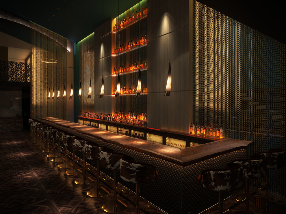 Идея дизайна: огромный угловой домашний бар в стиле фьюжн с барной стойкой, деревянной столешницей и темным паркетным полом