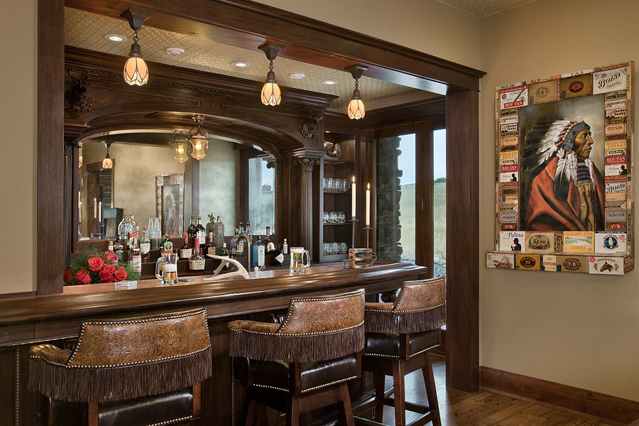 Idee per un grande bancone bar stile rurale con ante in legno bruno, top in rame, paraspruzzi a specchio, pavimento in legno massello medio, lavello da incasso e pavimento marrone