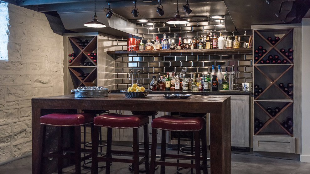 Foto di un angolo bar con lavandino industriale con ante in stile shaker, paraspruzzi nero, pavimento grigio, pavimento in cemento, paraspruzzi con piastrelle di metallo e ante grigie