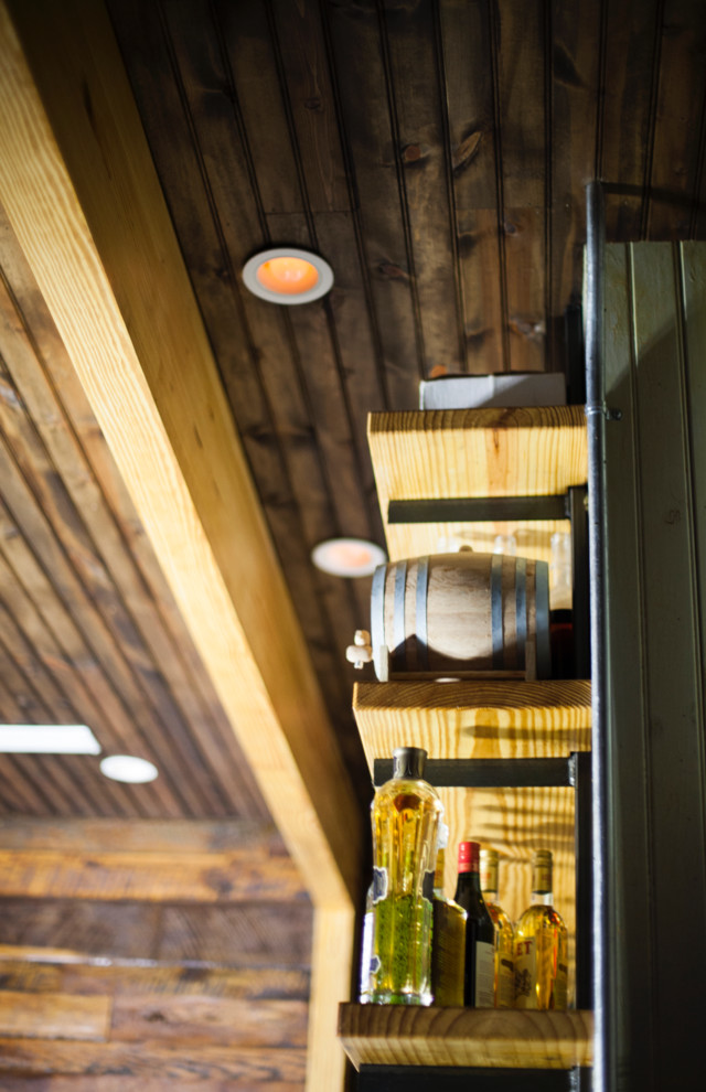Zweizeilige, Mittelgroße Rustikale Hausbar mit Bartresen, offenen Schränken, hellbraunen Holzschränken, Küchenrückwand in Braun und Rückwand aus Holz in Houston