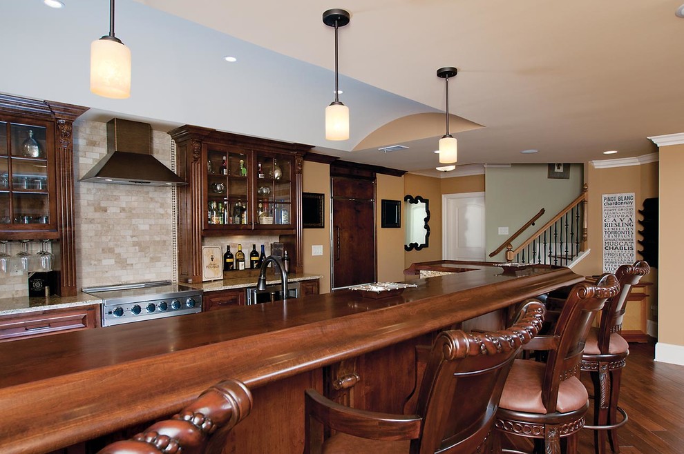 Свежая идея для дизайна: домашний бар - отличное фото интерьера