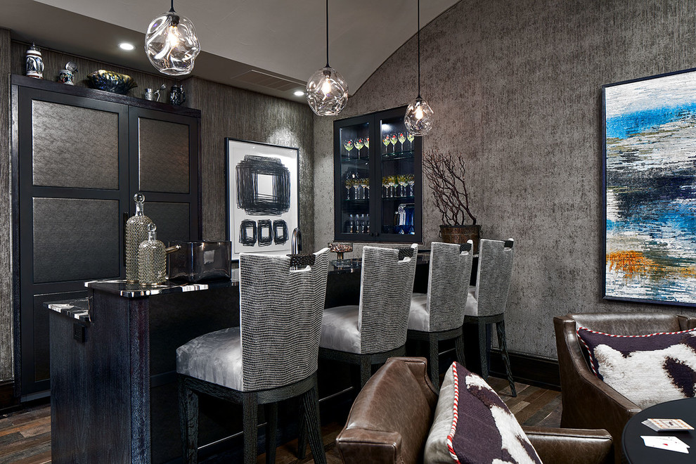 Esempio di un bancone bar classico di medie dimensioni con ante blu, top in legno, parquet scuro, pavimento marrone e top nero