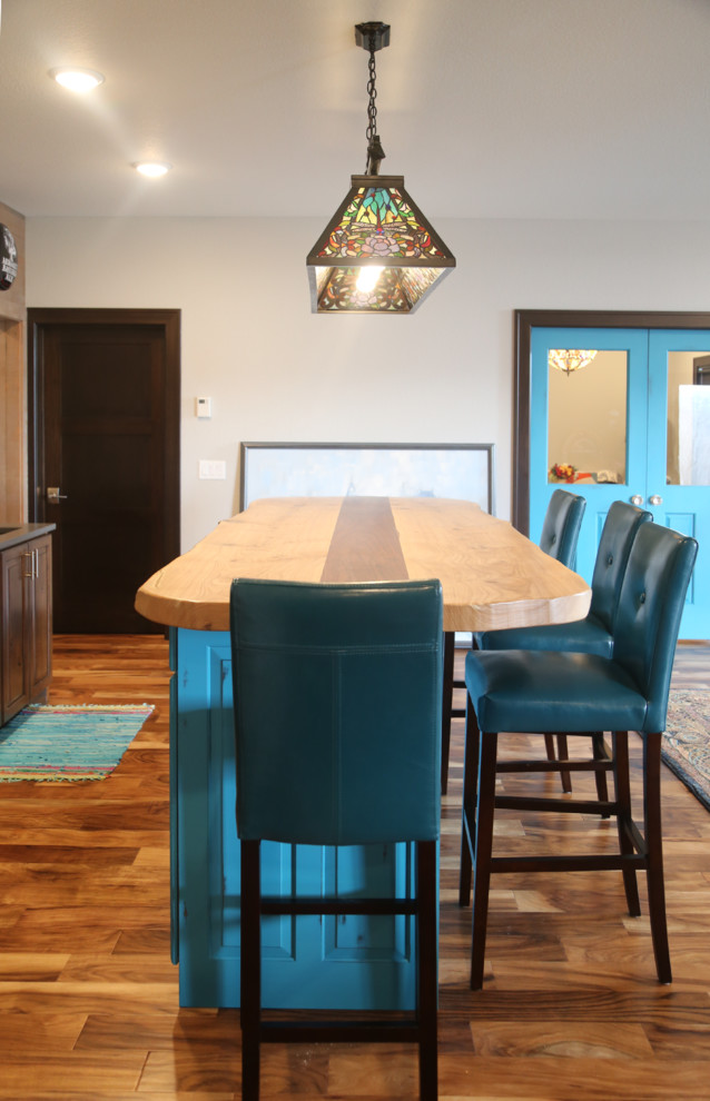 Inspiration för en mellanstor eklektisk parallell hemmabar med stolar, med en undermonterad diskho, luckor med upphöjd panel, blå skåp, träbänkskiva, brunt stänkskydd och mellanmörkt trägolv