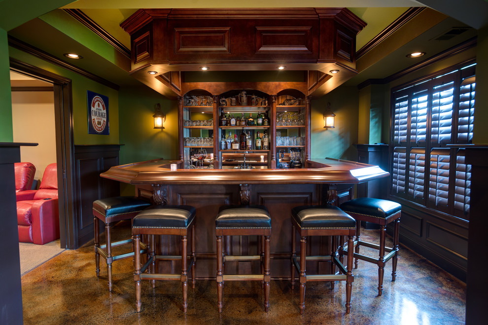 Foto de bar en casa con barra de bar en U clásico grande con puertas de armario de madera en tonos medios y encimera de madera