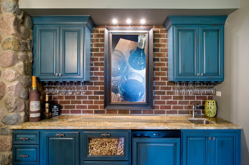 Idéer för en modern linjär hemmabar med vask, med en undermonterad diskho, luckor med upphöjd panel, blå skåp, granitbänkskiva, flerfärgad stänkskydd och stänkskydd i tegel