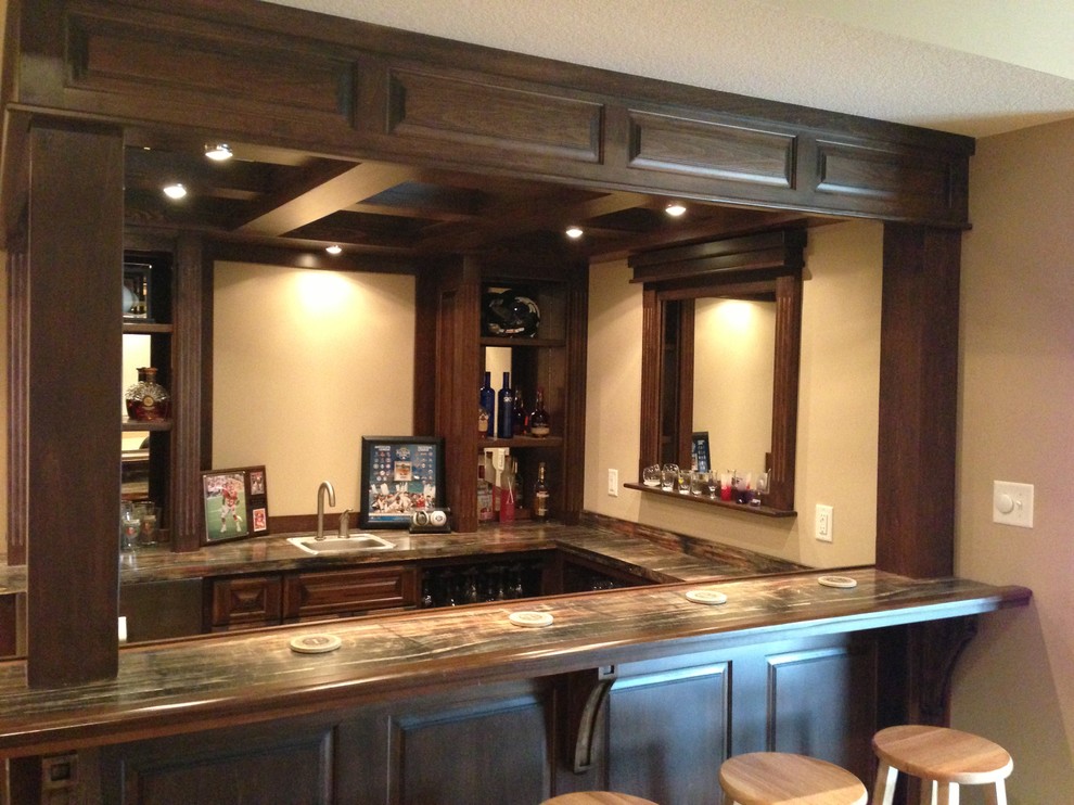 Cette image montre un bar de salon chalet en U et bois foncé avec un évier posé.