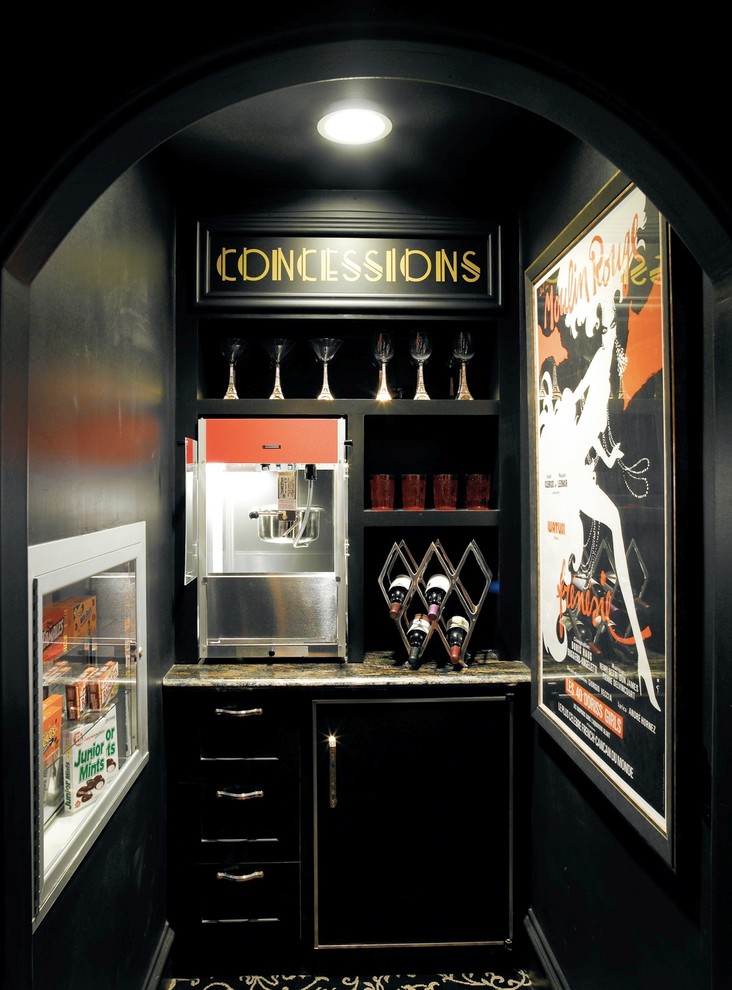 Exemple d'un bar de salon éclectique avec des portes de placard noires.