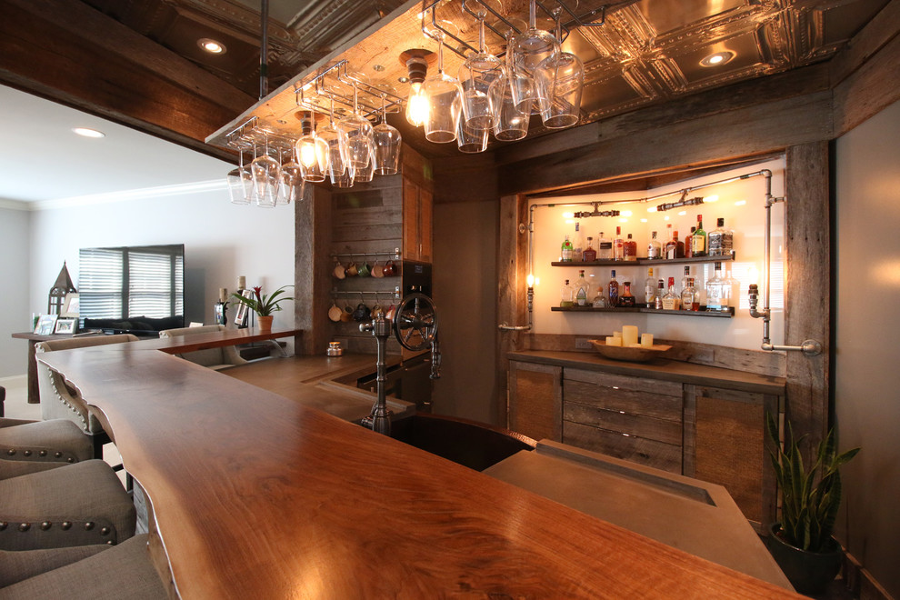 Modelo de bar en casa en L rústico con puertas de armario de madera oscura, encimera de cemento, suelo de baldosas de cerámica y suelo gris