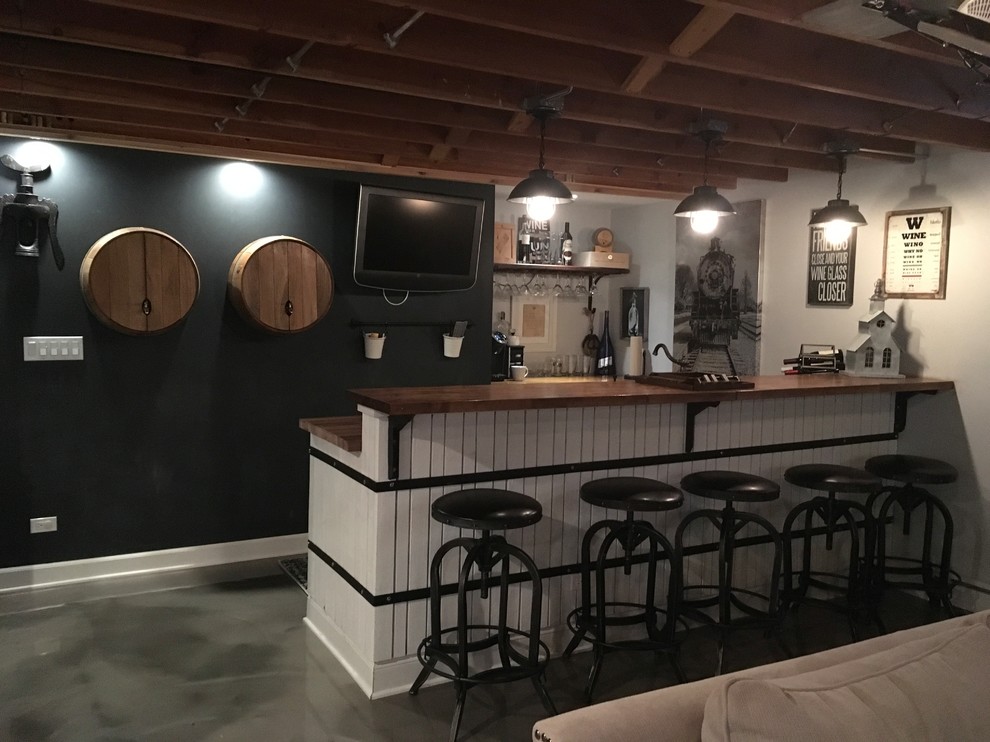 На фото: прямой домашний бар среднего размера в стиле кантри с барной стойкой, врезной мойкой, деревянной столешницей, бетонным полом и серым полом