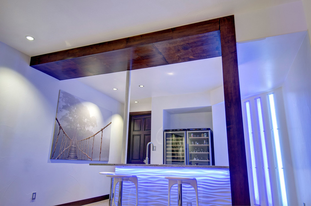 Esempio di un bancone bar contemporaneo di medie dimensioni con lavello da incasso, ante bianche, top in quarzo composito, pavimento in vinile, pavimento beige e top grigio