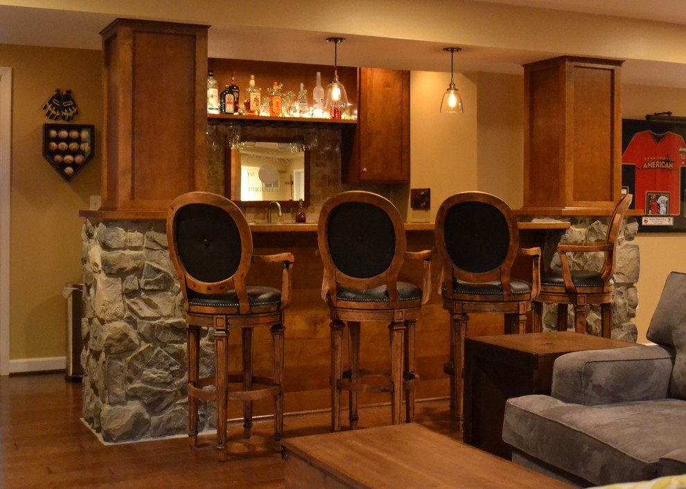 Inredning av en rustik mellanstor parallell hemmabar med stolar, med en undermonterad diskho, skåp i shakerstil, skåp i mellenmörkt trä, träbänkskiva, beige stänkskydd, stänkskydd i keramik, mellanmörkt trägolv och brunt golv