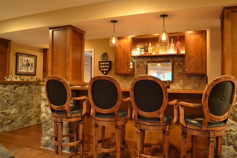 Rustik inredning av en mellanstor parallell hemmabar med stolar, med en undermonterad diskho, skåp i shakerstil, skåp i mellenmörkt trä, träbänkskiva, beige stänkskydd, stänkskydd i keramik, mellanmörkt trägolv och brunt golv