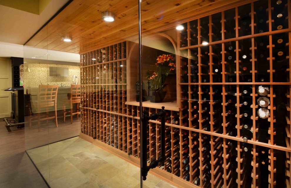 Exemple d'une cave à vin chic de taille moyenne avec parquet foncé et un sol marron.
