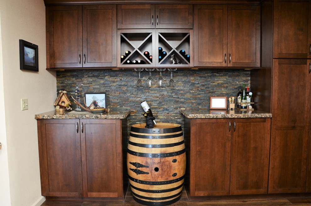 Foto på en mellanstor rustik linjär hemmabar med vask, med luckor med infälld panel, skåp i mörkt trä, granitbänkskiva, flerfärgad stänkskydd, stänkskydd i mosaik, mörkt trägolv och brunt golv
