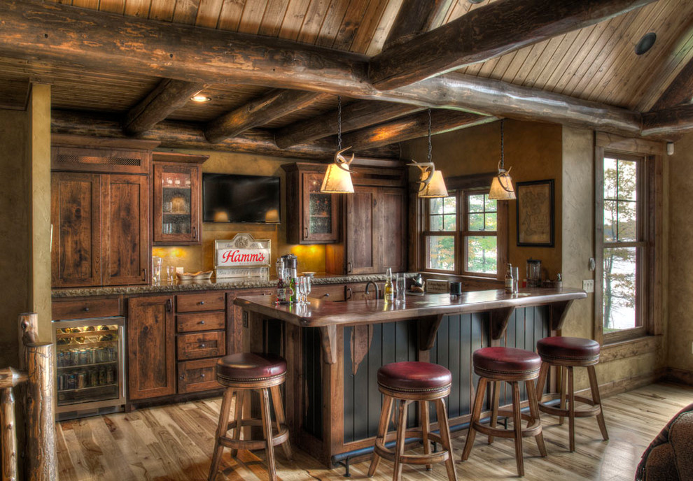 Cette photo montre un bar de salon montagne.
