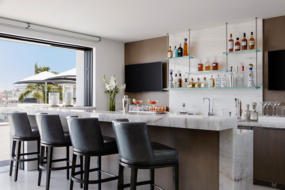 Imagen de bar en casa con barra de bar lineal contemporáneo con armarios con paneles lisos, puertas de armario marrones, salpicadero blanco, suelo blanco y encimeras grises