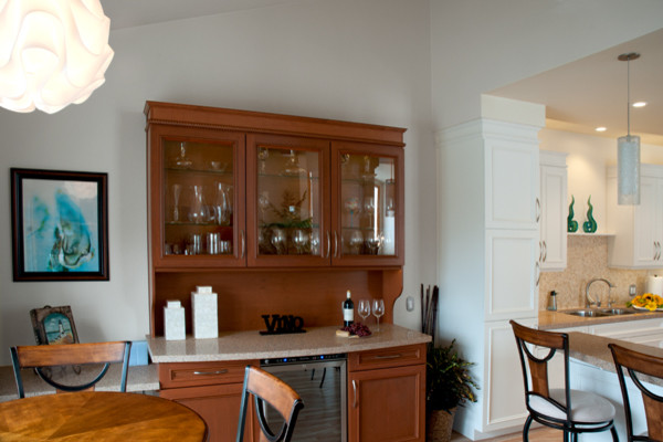 Diseño de bar en casa marinero pequeño con armarios con paneles empotrados, puertas de armario de madera oscura y encimera de acrílico