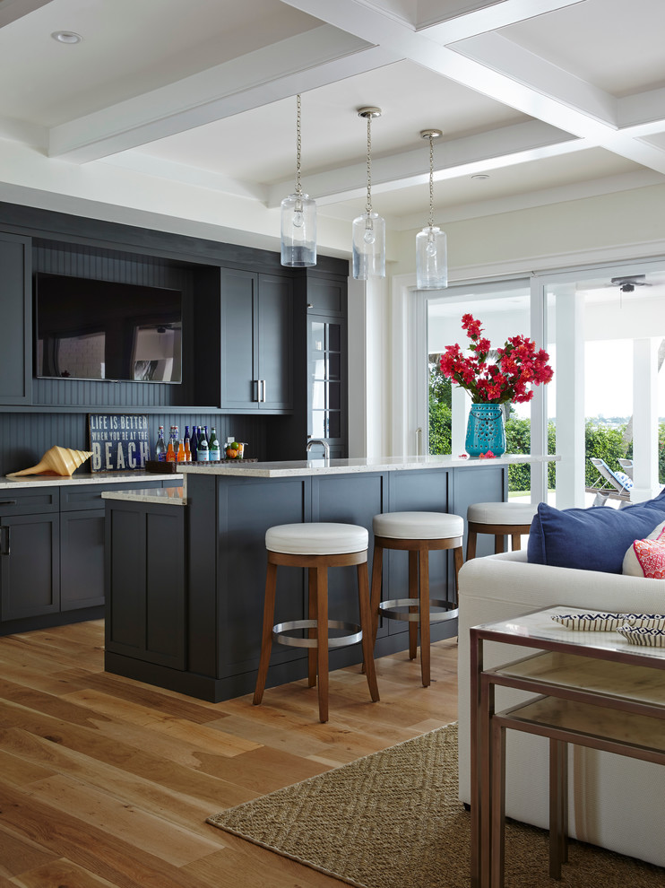 Mittelgroße Maritime Hausbar mit braunem Holzboden, Bartheke, Schrankfronten im Shaker-Stil, blauen Schränken und Küchenrückwand in Blau in San Diego