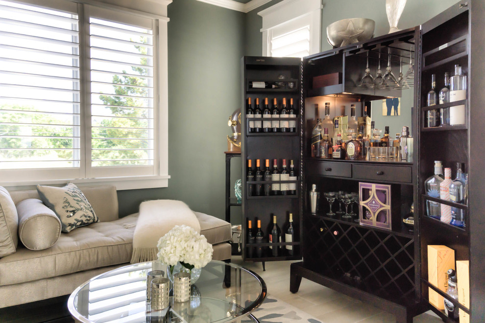 Ejemplo de bar en casa tradicional de tamaño medio con puertas de armario negras, suelo de baldosas de porcelana y suelo beige