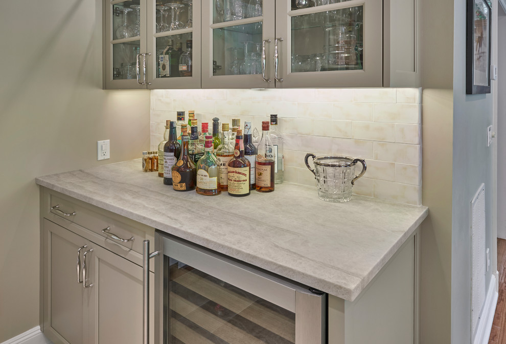 Immagine di un angolo bar con lavandino classico di medie dimensioni con nessun lavello, ante di vetro, ante grigie, top in quarzite, paraspruzzi bianco e paraspruzzi con piastrelle in ceramica