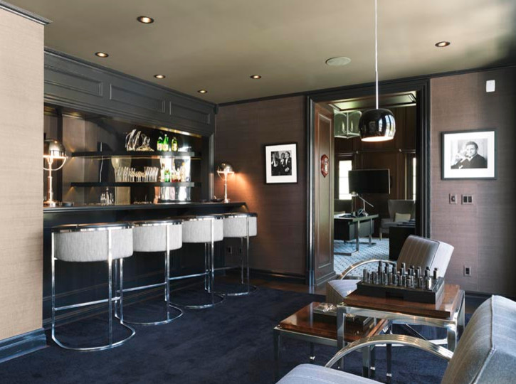 Modelo de bar en casa con barra de bar lineal tradicional grande sin pila con armarios con rebordes decorativos, puertas de armario grises, moqueta y suelo negro