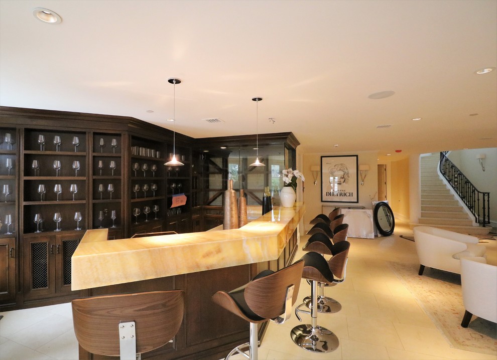 Modelo de bar en casa tradicional renovado con encimera de ónix y suelo de piedra caliza