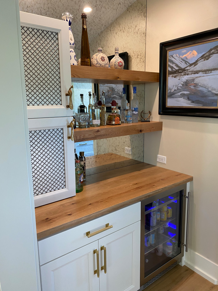Immagine di un piccolo angolo bar con lavandino country con mensole sospese, ante bianche, top in legno e paraspruzzi a specchio