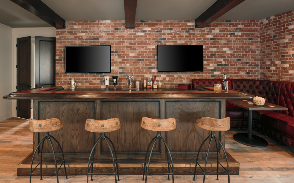 Aménagement d'un grand bar de salon industriel avec un plan de travail en bois, des tabourets et un plan de travail marron.