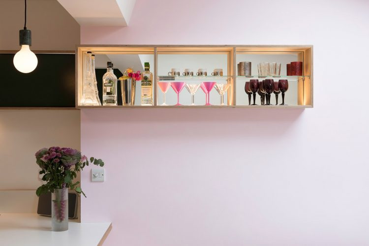 Idée de décoration pour un bar de salon design.
