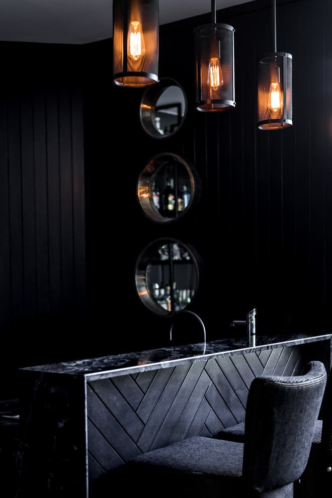 Aménagement d'un grand bar de salon contemporain avec un plan de travail en granite, une crédence miroir et un sol en travertin.