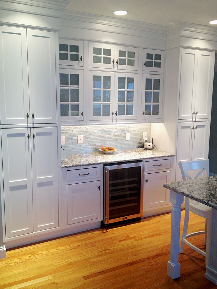 Exempel på en mellanstor lantlig flerfärgade linjär flerfärgat hemmabar, med skåp i shakerstil, vita skåp, granitbänkskiva, vitt stänkskydd och stänkskydd i glaskakel