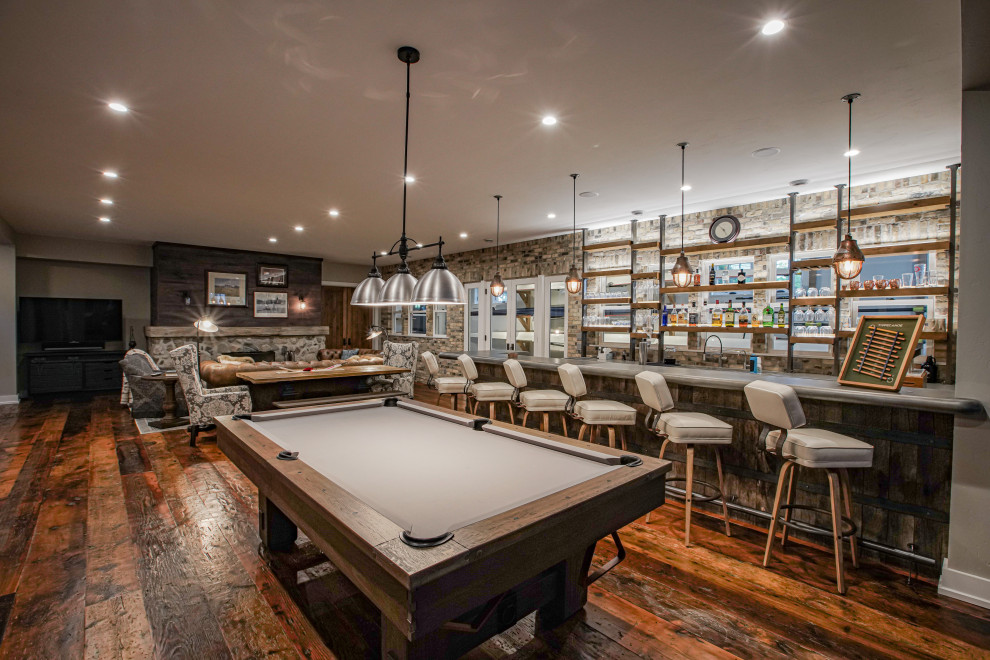 Imagen de bar en casa con barra de bar ecléctico con encimera de zinc, salpicadero de ladrillos y suelo de madera oscura