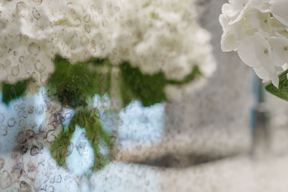 На фото: маленький параллельный домашний бар в стиле неоклассика (современная классика) с мойкой, врезной мойкой, фасадами с декоративным кантом, серыми фасадами, мраморной столешницей, разноцветным фартуком, зеркальным фартуком, светлым паркетным полом, коричневым полом и белой столешницей для на участке и в саду