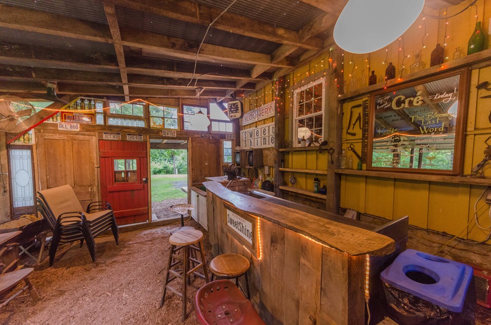 Imagen de bar en casa con barra de bar de galera rural pequeño con suelo marrón, encimera de madera, fregadero bajoencimera, salpicadero marrón, salpicadero de madera y encimeras marrones