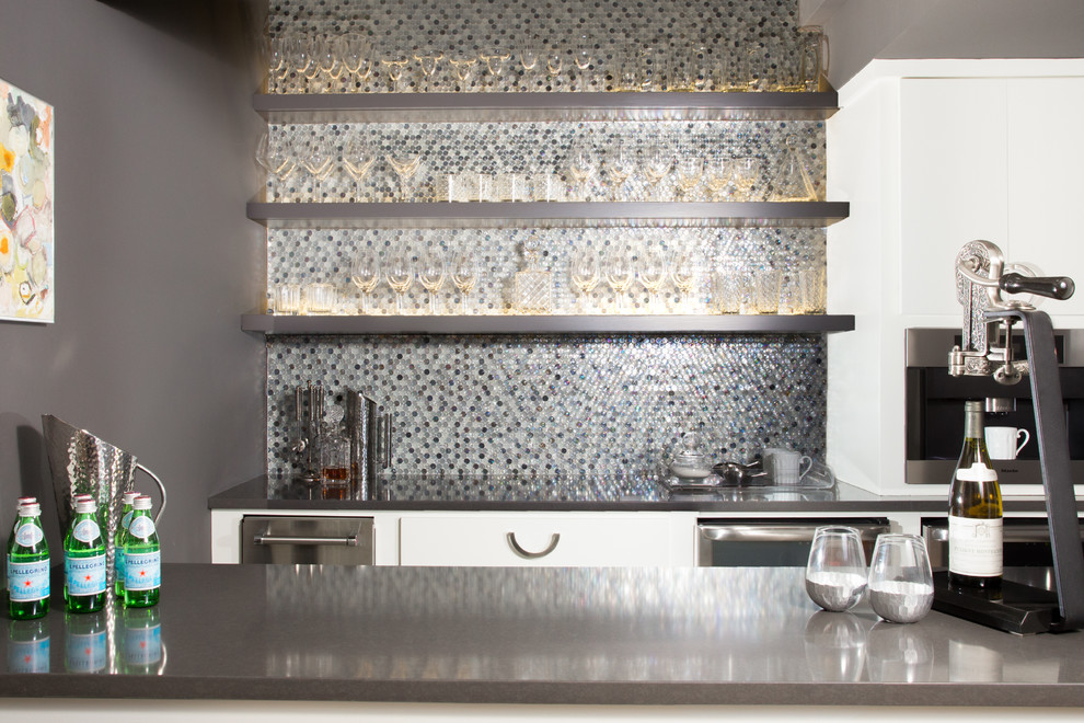 Foto på en mellanstor 60 tals grå parallell hemmabar med vask, med en undermonterad diskho, släta luckor, vita skåp, bänkskiva i kvarts, flerfärgad stänkskydd, stänkskydd i glaskakel, klinkergolv i porslin och vitt golv